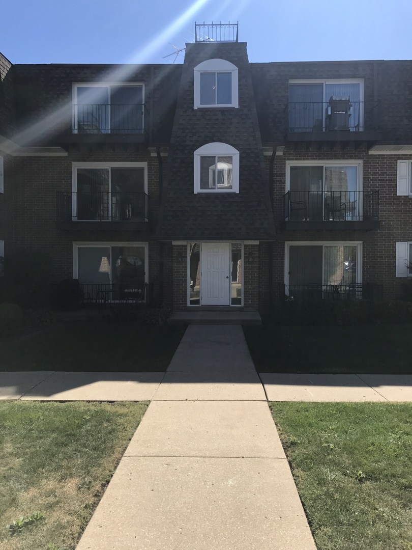 1905 West Golf Road, Unit 1A Mount Prospect, IL 60056 - Photo 1 of 24 a front view of a house