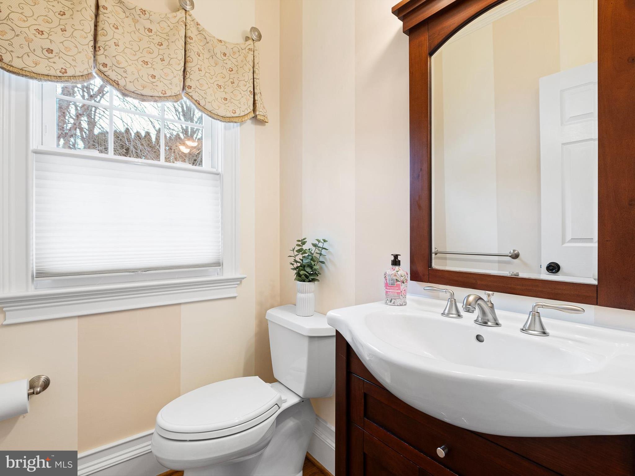 604 Oriole Place Hockessin, DE 19707 - Photo 23 of 40 a bathroom with a sink a toilet and a mirror