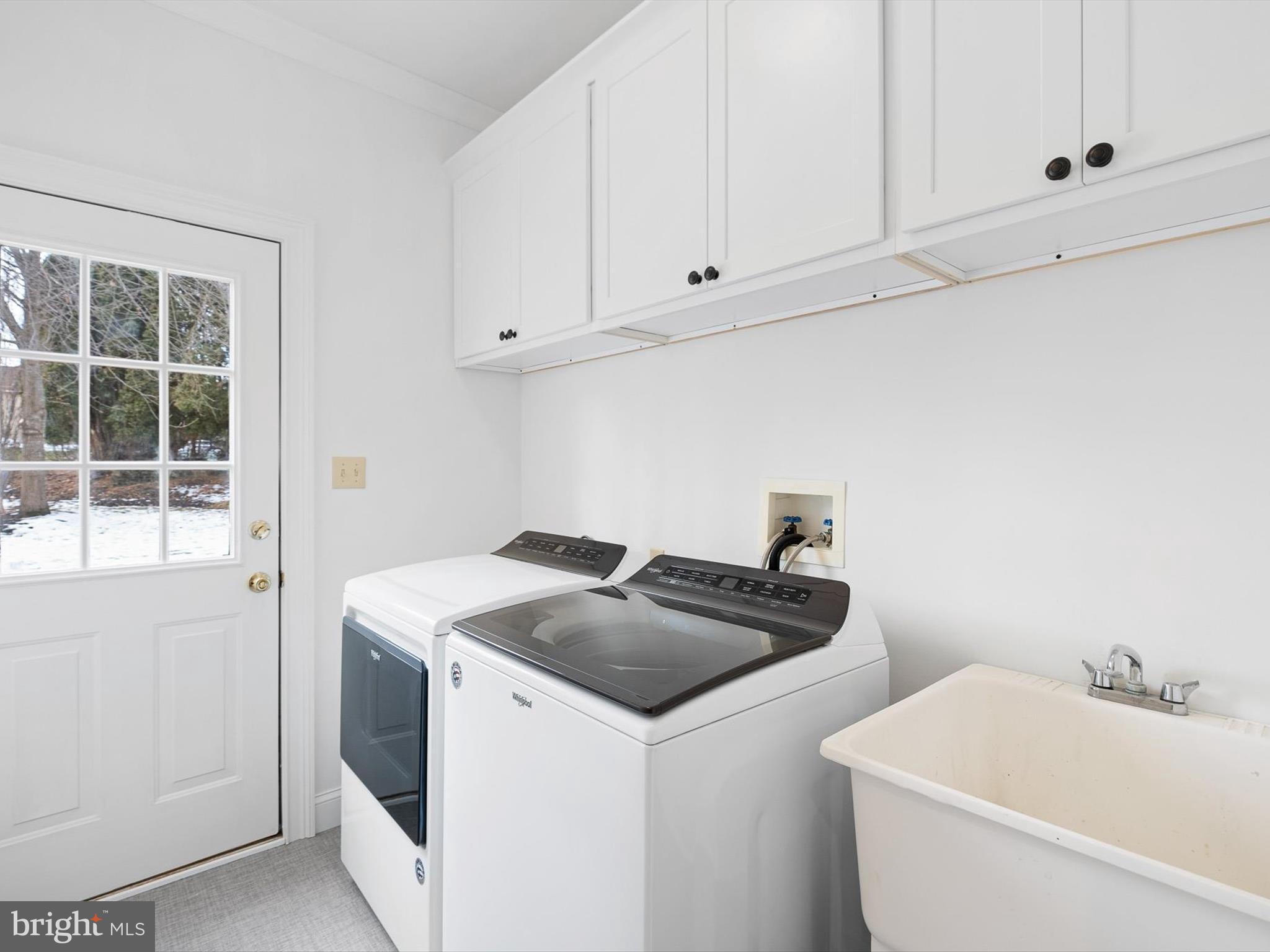 604 Oriole Place Hockessin, DE 19707 - Photo 25 of 40 a utility room with dryer and washer