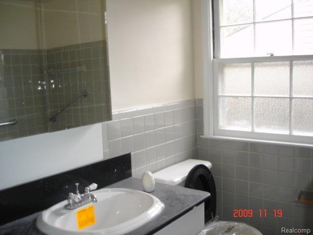 2325 West Maple Road Birmingham, MI 48009 - Photo 14 of 16 MAIN BATH