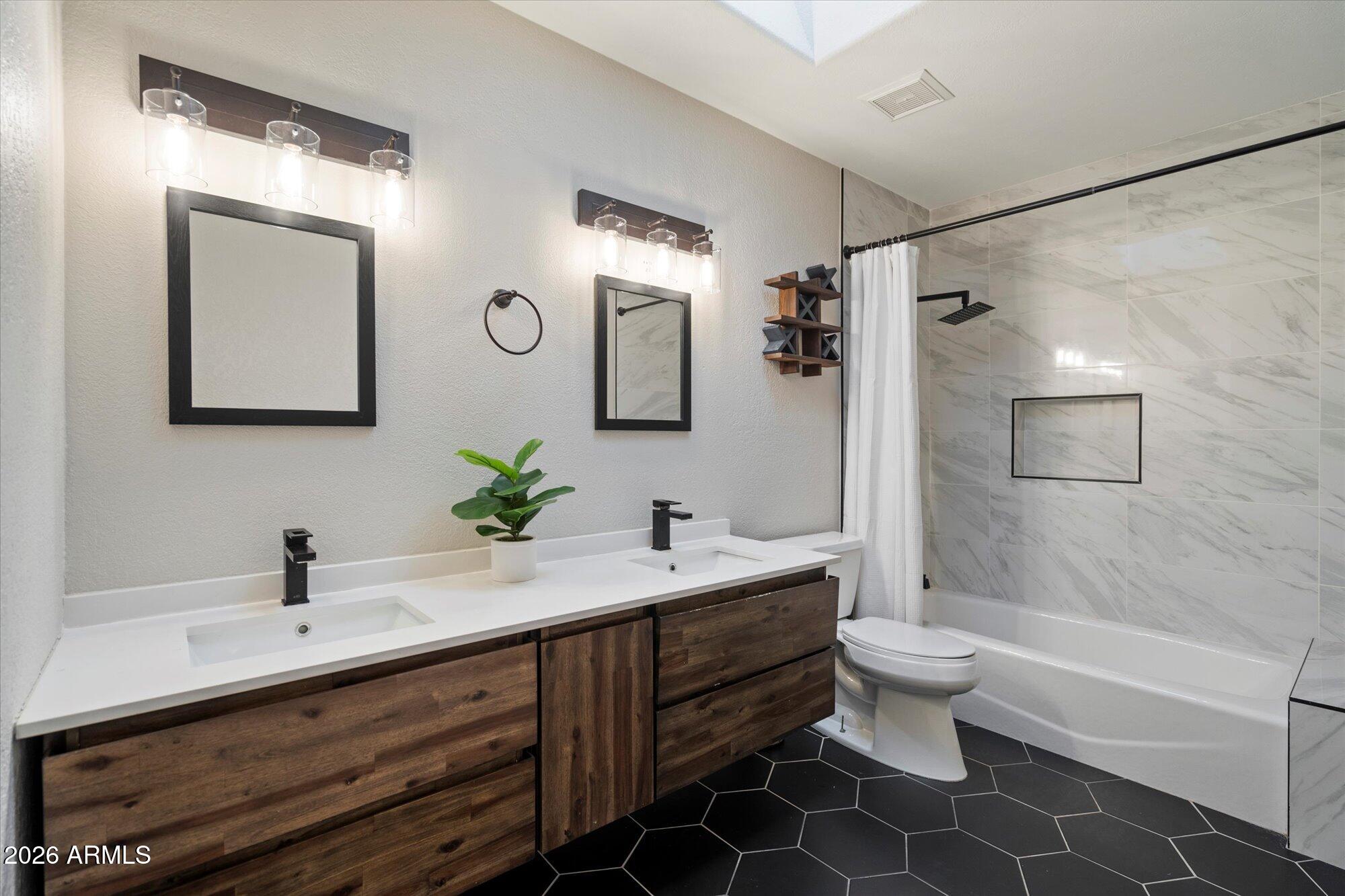 10245 North 34th Place Phoenix, AZ 85028 - Photo 14 of 27 a bathroom with a double vanity sink mirror double and bathtub