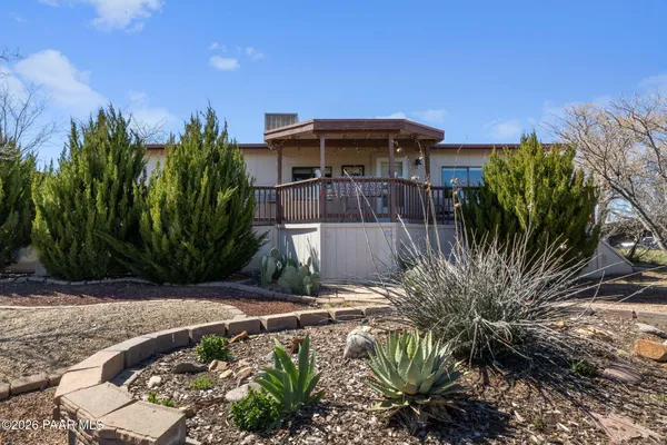a view of a yard with plants