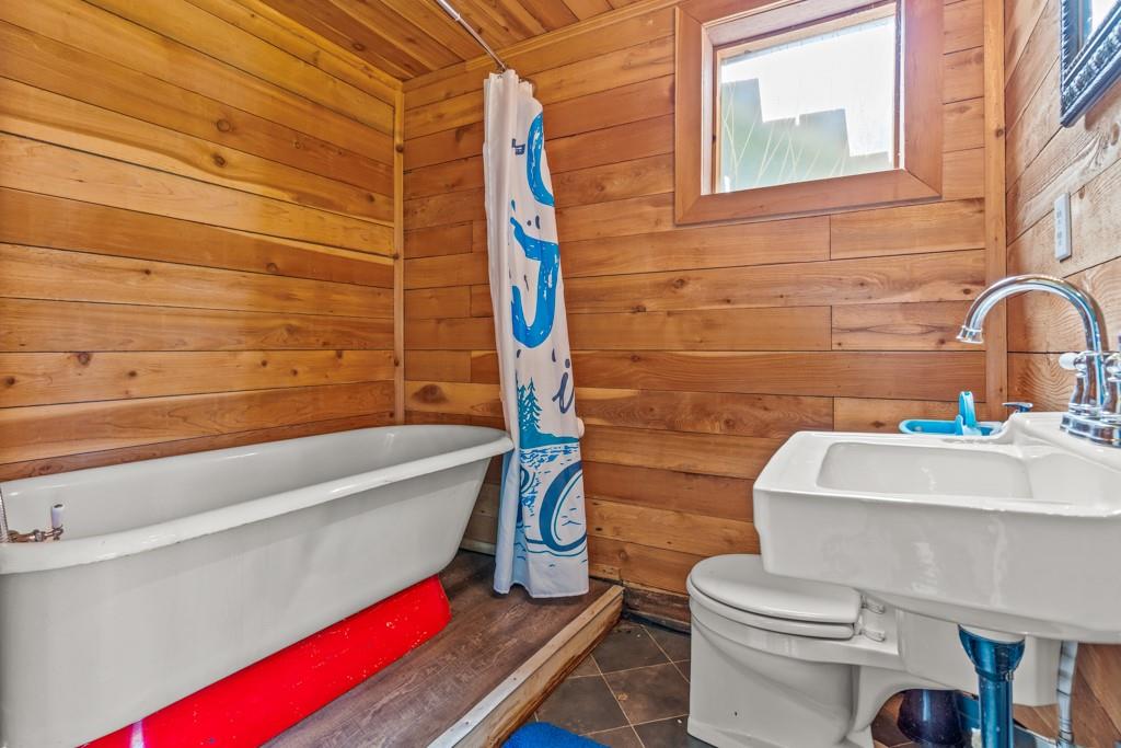 263 Crestwood Loop Avinger, TX 75630 - Photo 25 of 40 a bathroom with a sink and bathtub
