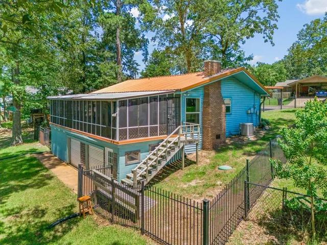 a view of house with outdoor seating yard