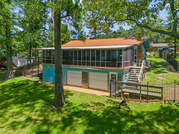 a view of a house with backyard and a garden