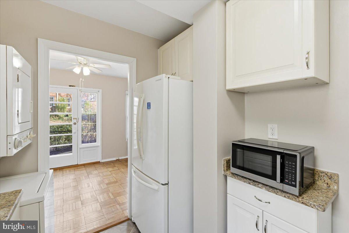 1737 Preston Road, Unit B Alexandria, VA 22302 - Photo 9 of 17 a view of a kitchen with an oven and cabinets