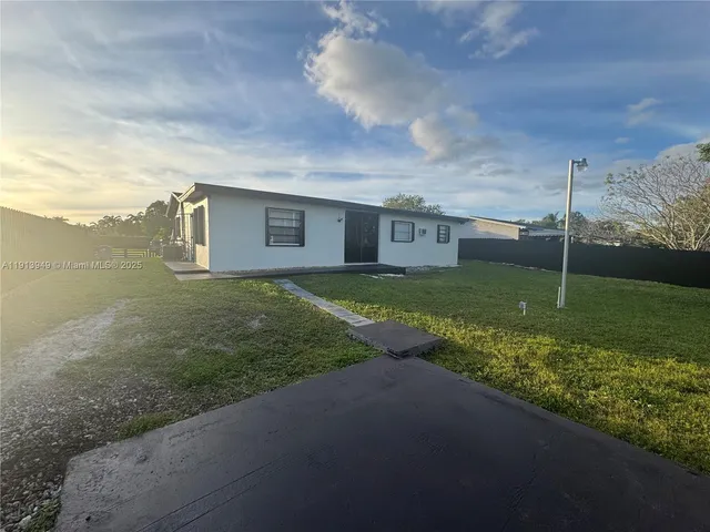 a view of a backyard