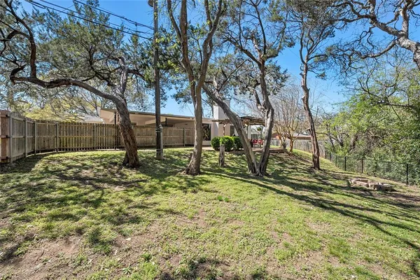 a view of yard with tree