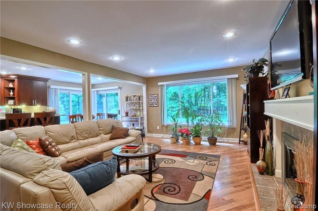 30654 High Valley Road Farmington Hills, MI 48331 - Photo 12 of 43