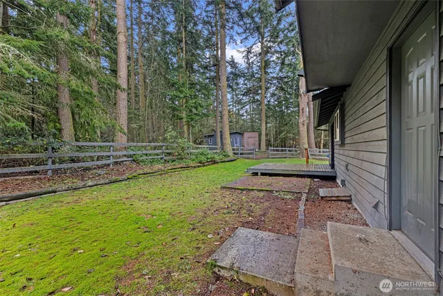 a view of a back yard