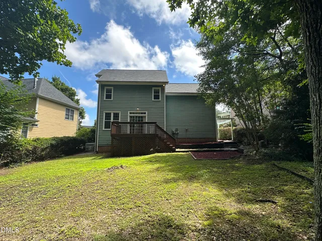 a view of a house with backyard and a garden