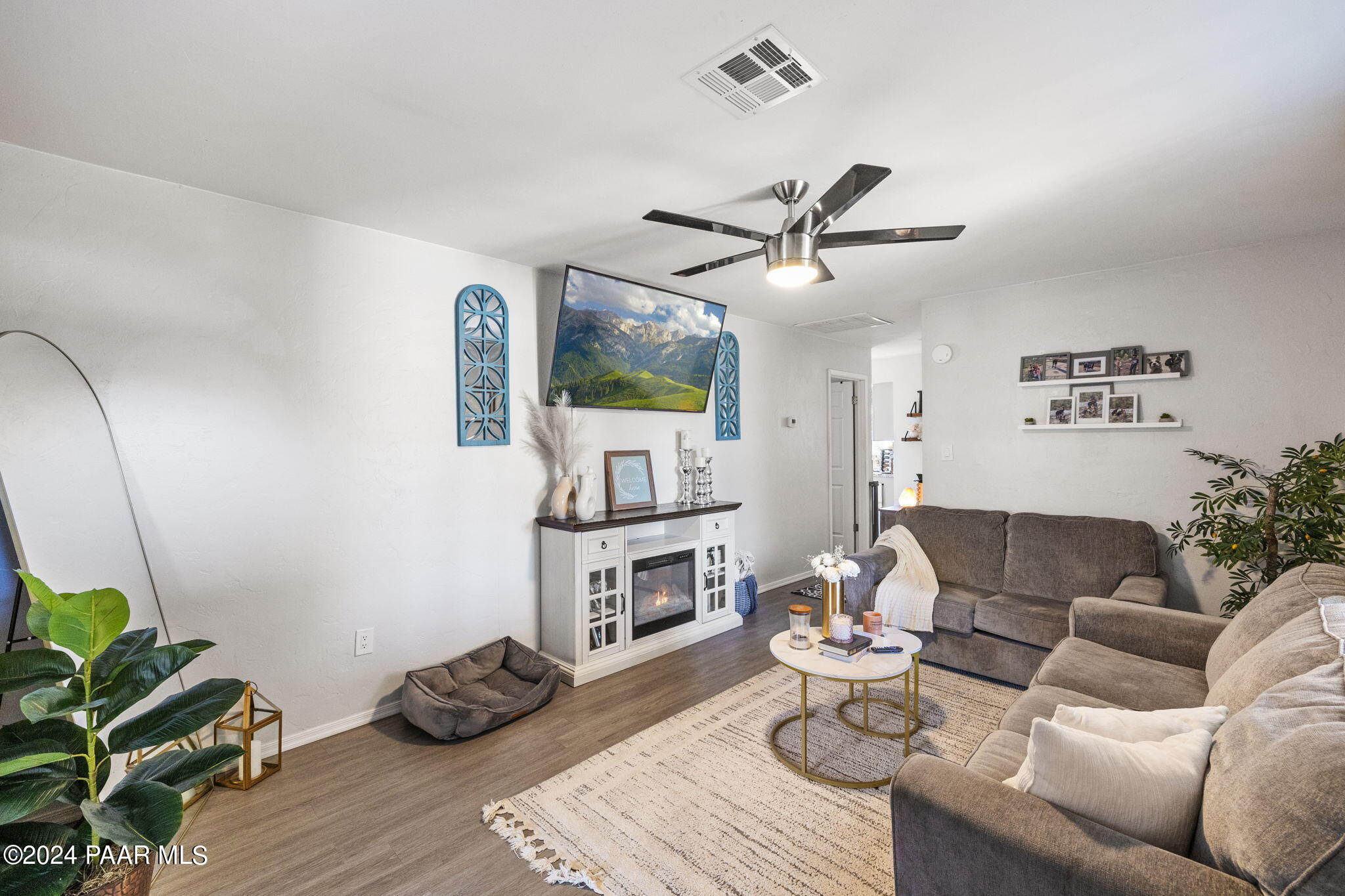 8060 East Barbara Road Prescott Valley, AZ 86314 - Photo 13 of 44 Living Room