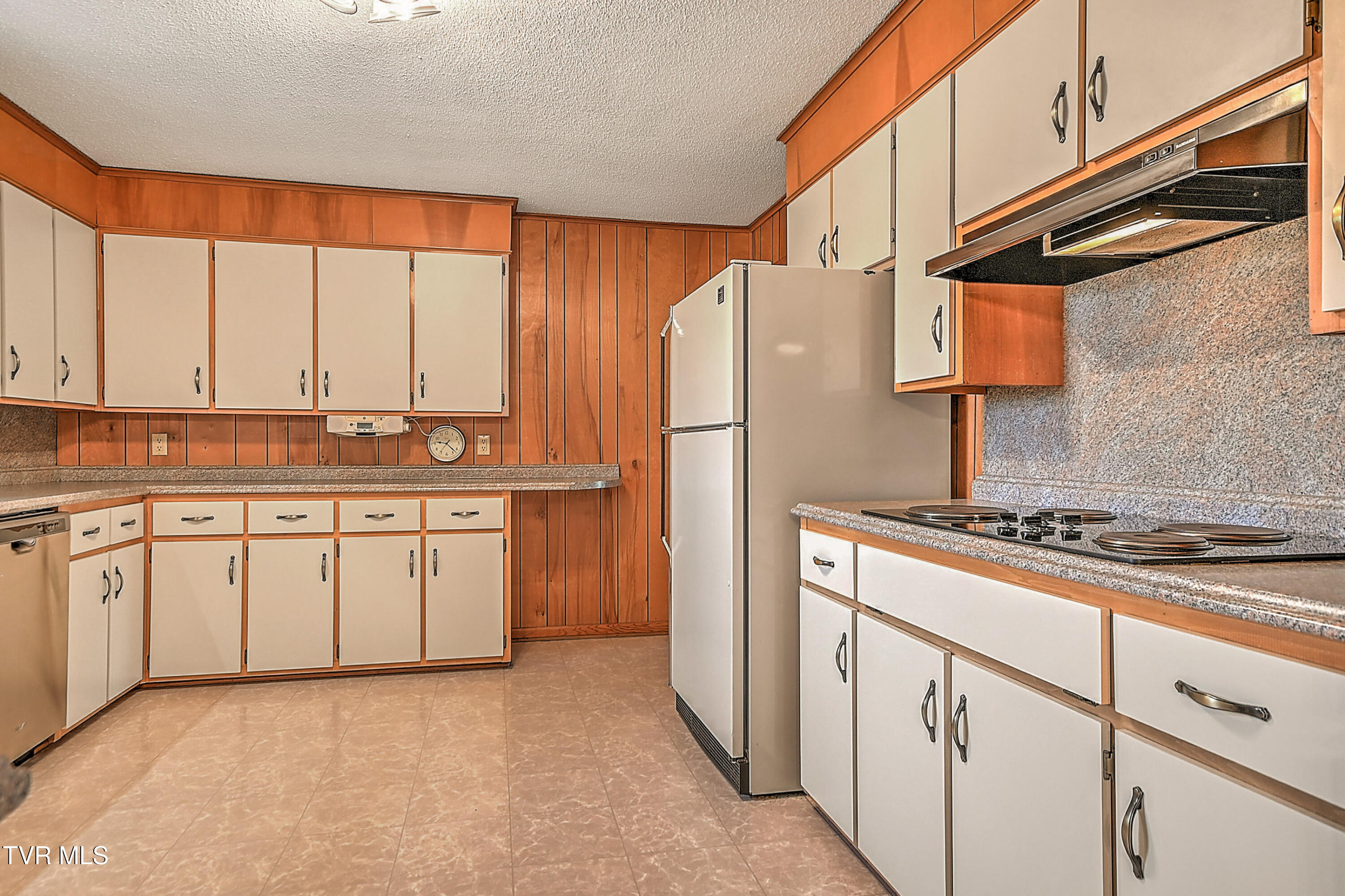 272 Beaver Road Bluff City, TN 37618 - Photo 18 of 60 272 Beaver Rd DK-17