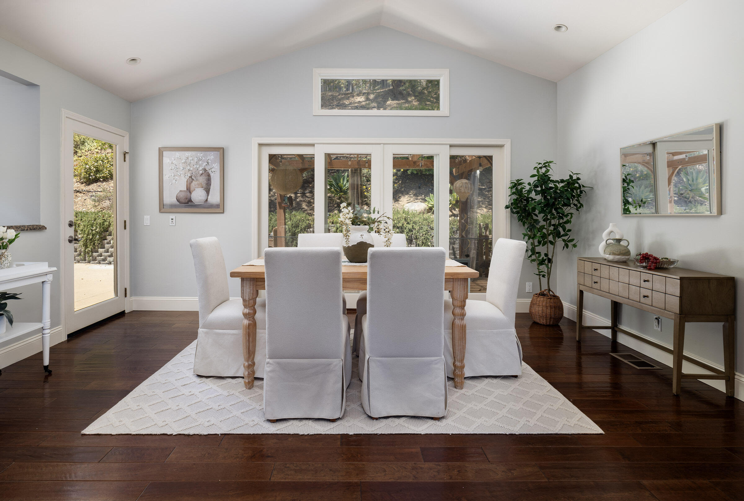 1352 Manitou Road Santa Barbara, CA 93101 - Photo 10 of 29 Dining area