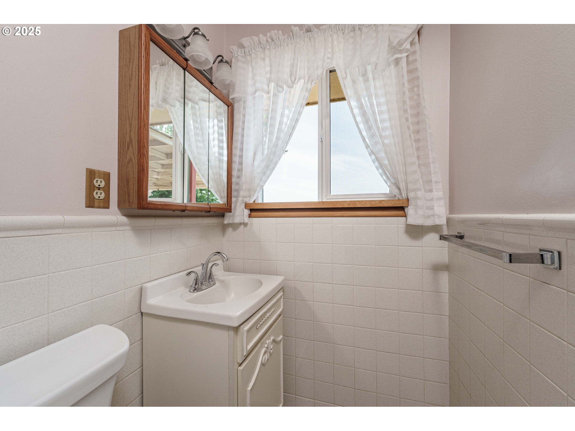 1938 Northwest Sierra Lane Camas, WA 98607 - Photo 20 of 33 a bathroom with a sink toilet and mirror