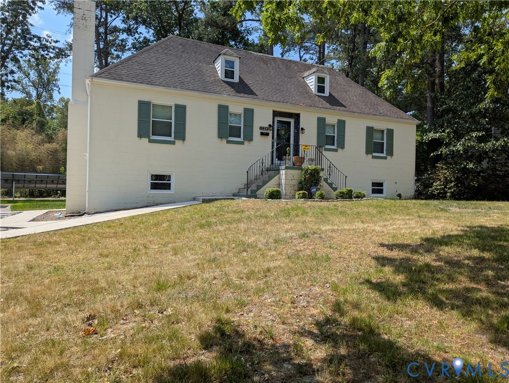 a view of a house with a yard