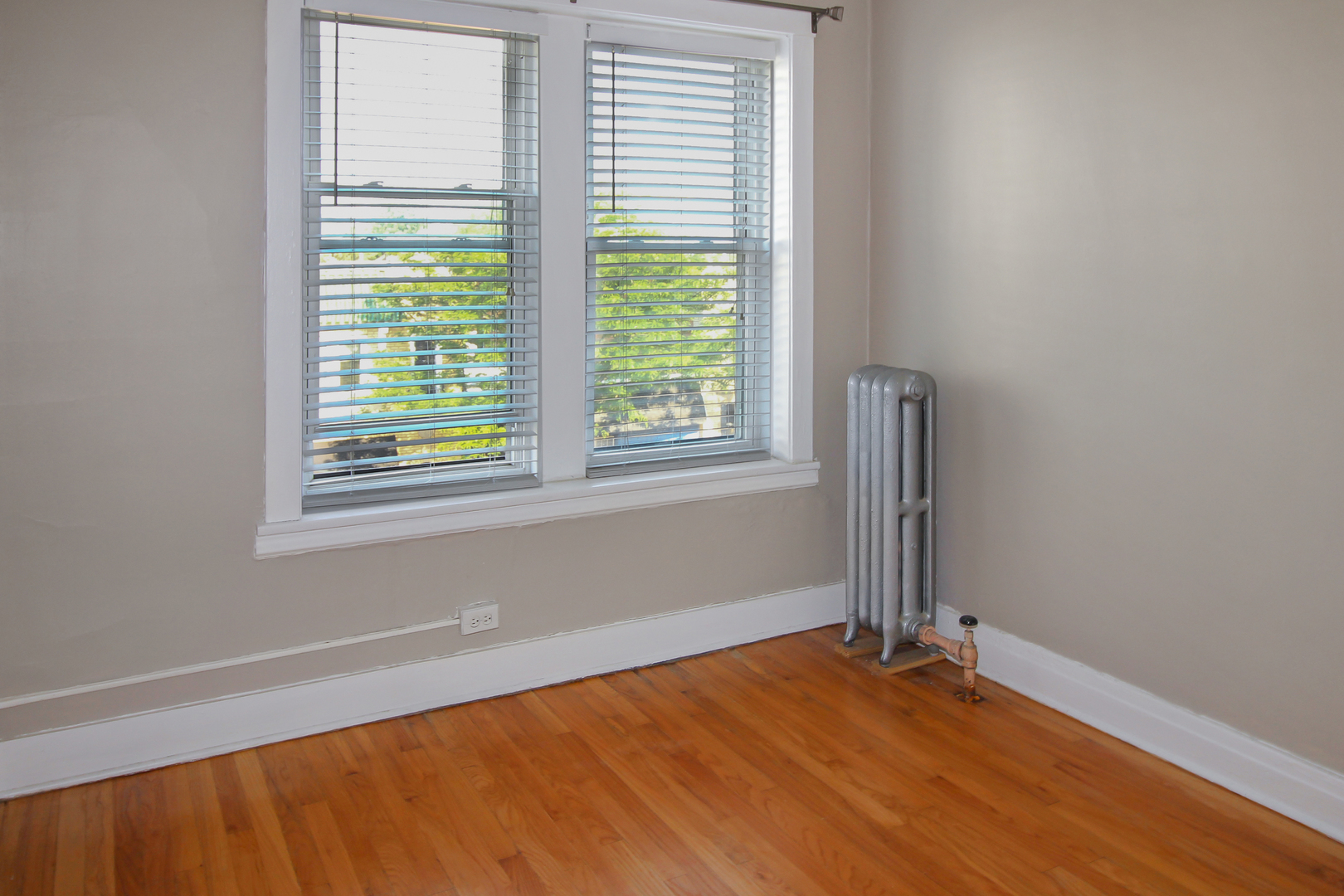 125 North Addison Avenue, Unit 3 Elmhurst, IL 60126 - Photo 13 of 16 an empty room with a window