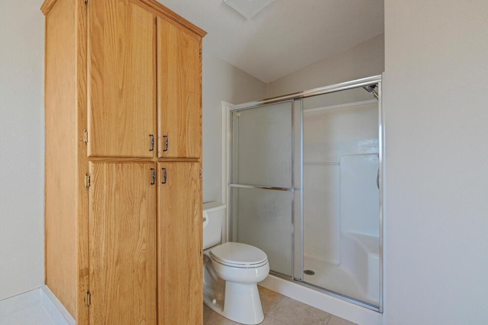 17550 South Poe Valley Road Klamath Falls, OR 97603 - Photo 28 of 59 a bathroom with a shower and a toilet