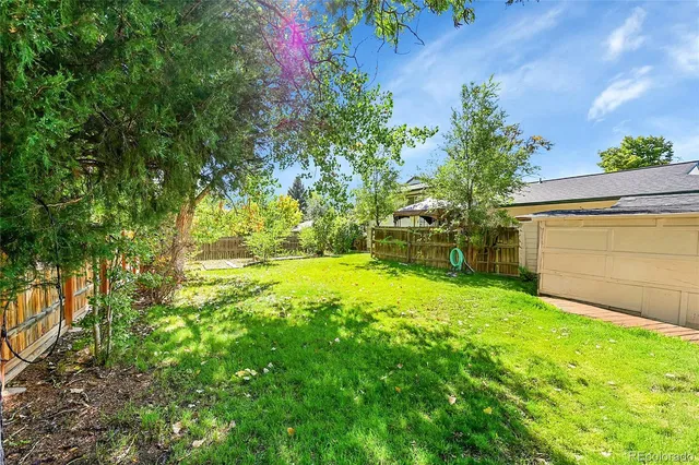 a view of a backyard with basketball court
