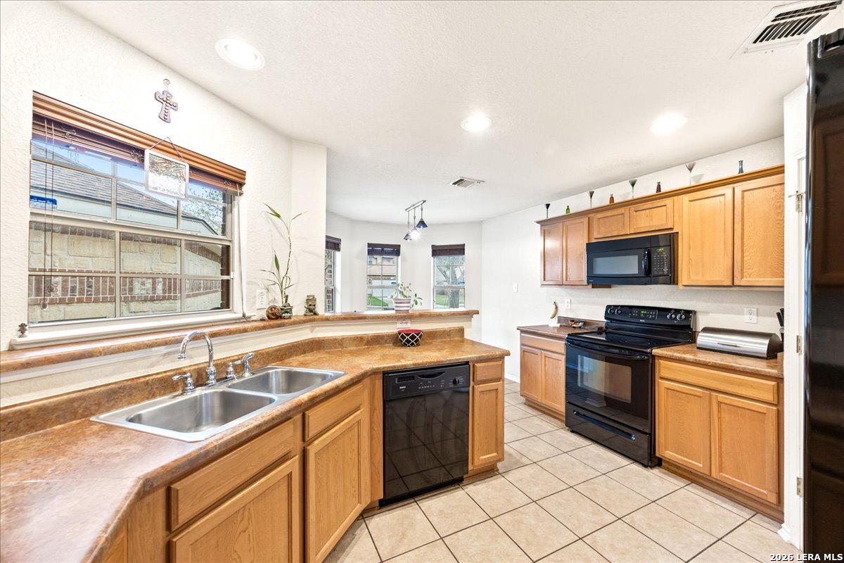 9918 Amberg Path Helotes, TX 78023 - Photo 4 of 32