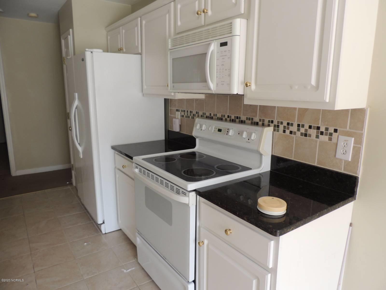 204 Marie Court Havelock, NC 28532 - Photo 28 of 41 Kitchen Right