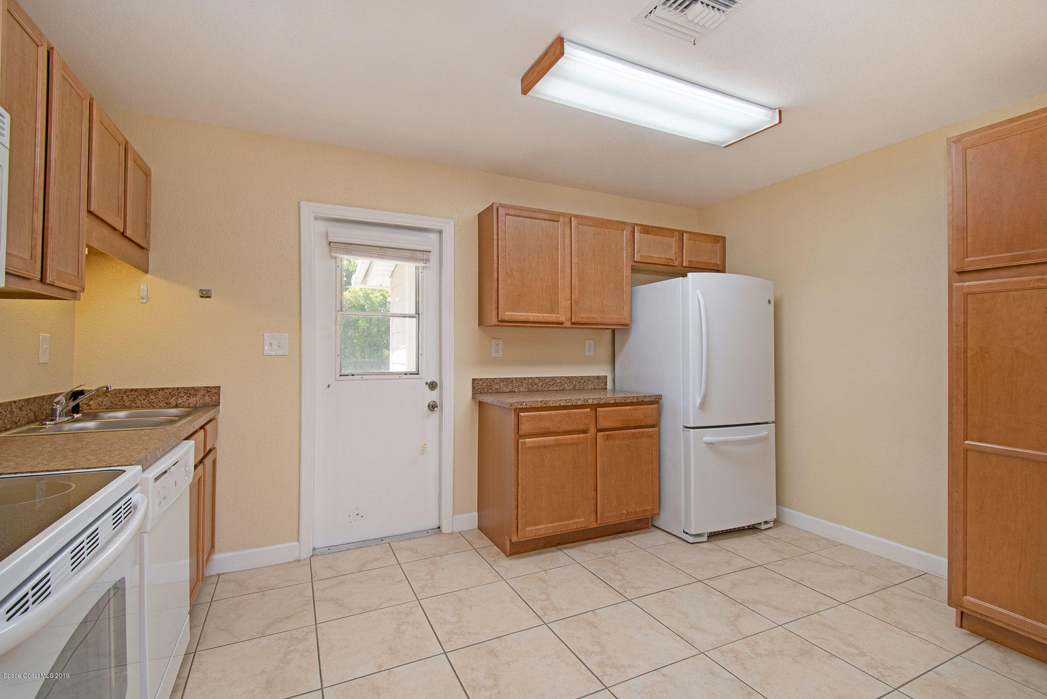2238 King Richard Road Melbourne, FL 32935 - Photo 9 of 20 Kitchen