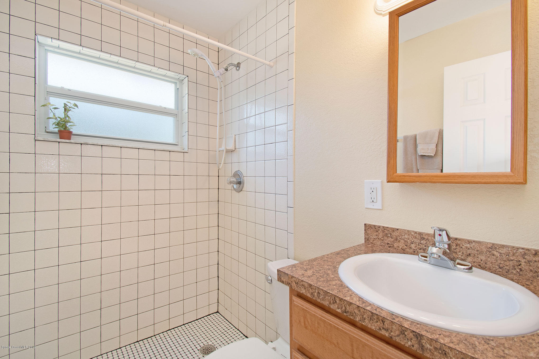 2238 King Richard Road Melbourne, FL 32935 - Photo 10 of 20 Bathroom