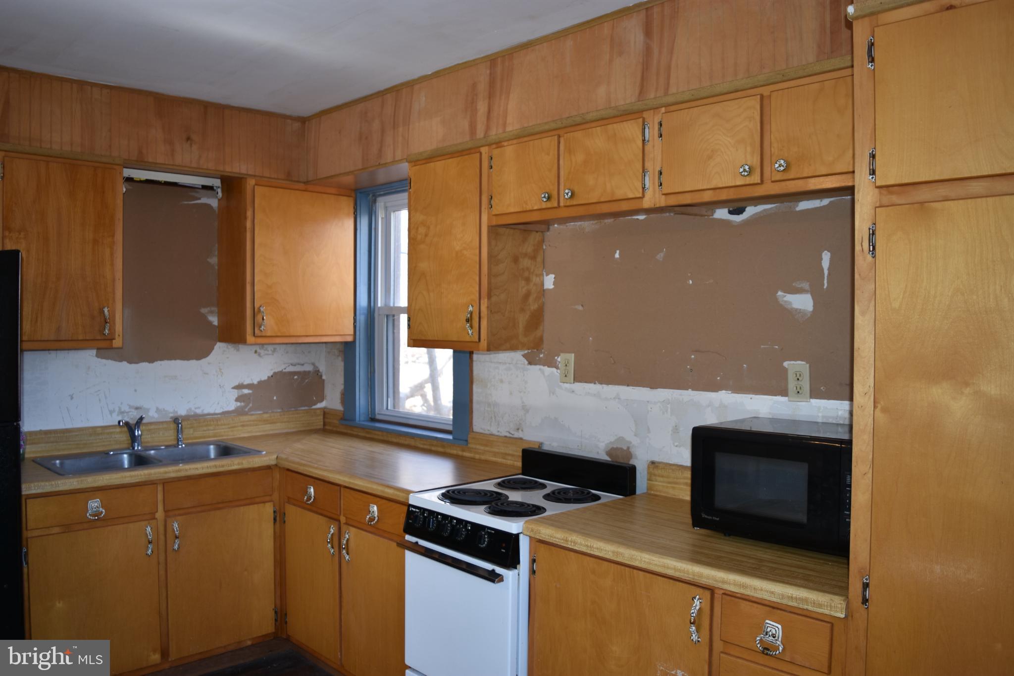 1417 Mountainside Road Berkeley Springs, WV 25411 - Photo 4 of 76 Charming kitchen with potential for updates.