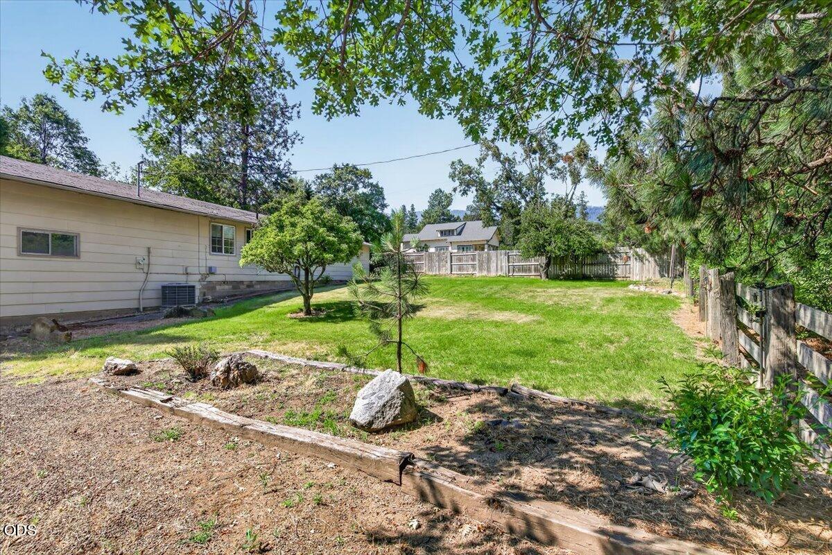 624 Crowson Road Ashland, OR 97520 - Photo 5 of 41