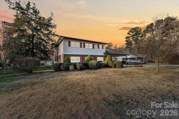 a view of a house with a yard