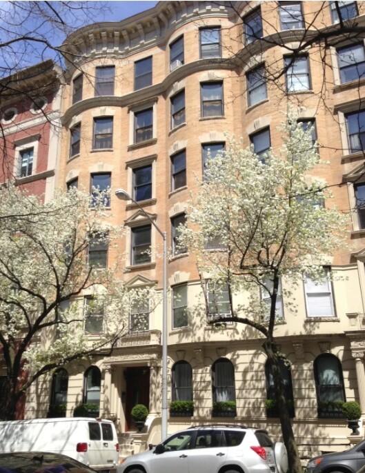 17 East 95th Street, Unit 4R Manhattan, NY 10128 - Photo 7 of 8 a front view of a building