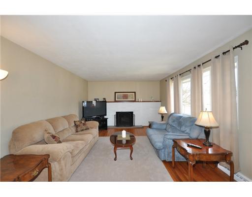 3959 Edge Road Brentwood, PA 15227 - Photo 2 of 18 Living Room.