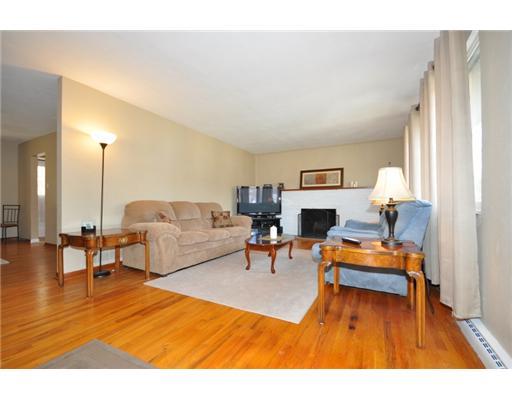 3959 Edge Road Brentwood, PA 15227 - Photo 3 of 18 Living Room.