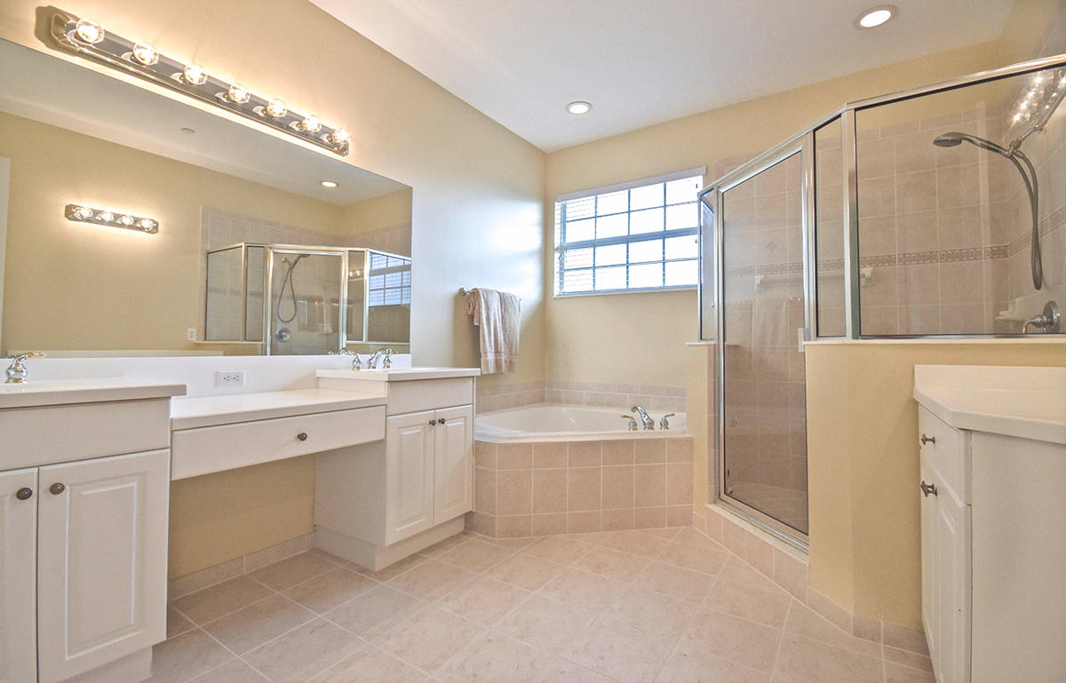 46 Lancaster Road Boynton Beach, FL 33426 - Photo 12 of 20 12 Master Bathroom