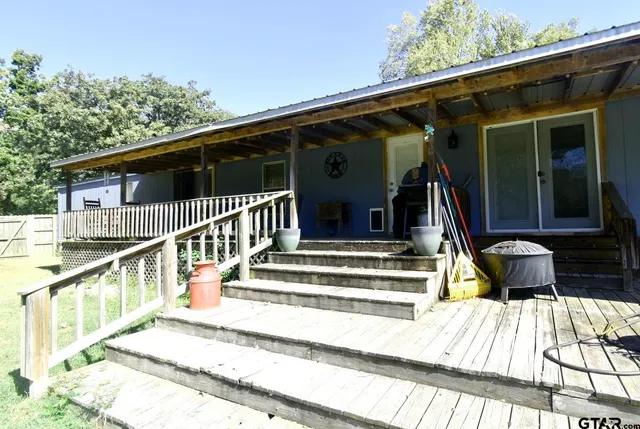 a view of a car in front of a house