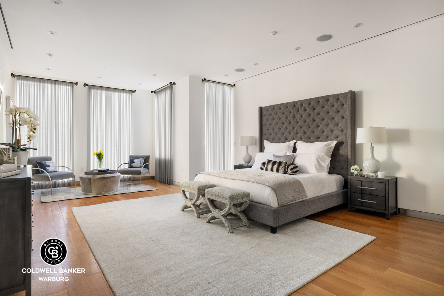 157 East 84th Street, Unit PH Manhattan, NY 10028 - Photo 6 of 17 a bed room with a bed and a couch