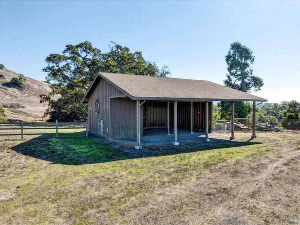 a view of a backyard