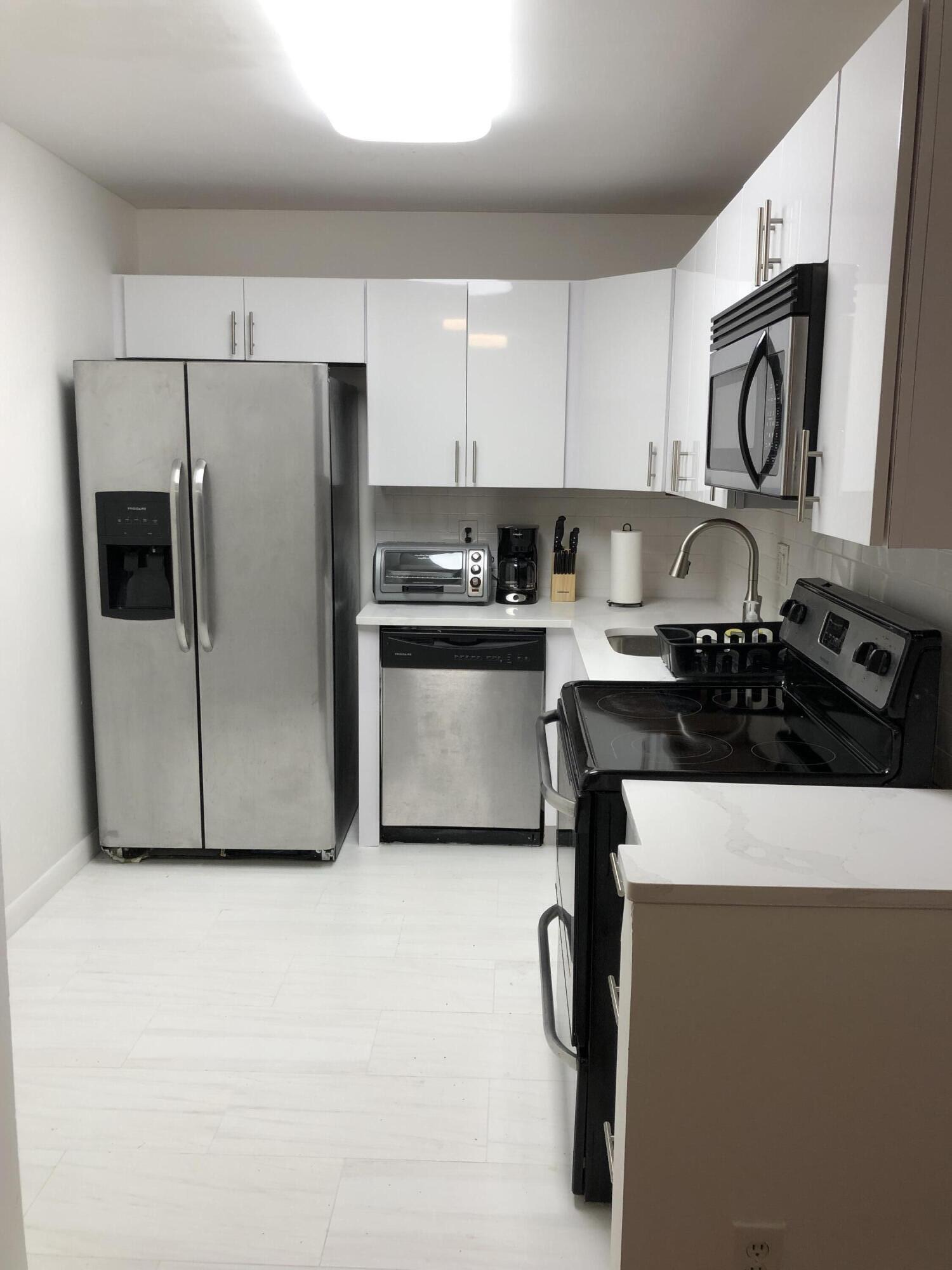 480 Northwest 20th Street, Unit 2140 Boca Raton, FL 33431 - Photo 1 of 29 Kitchen