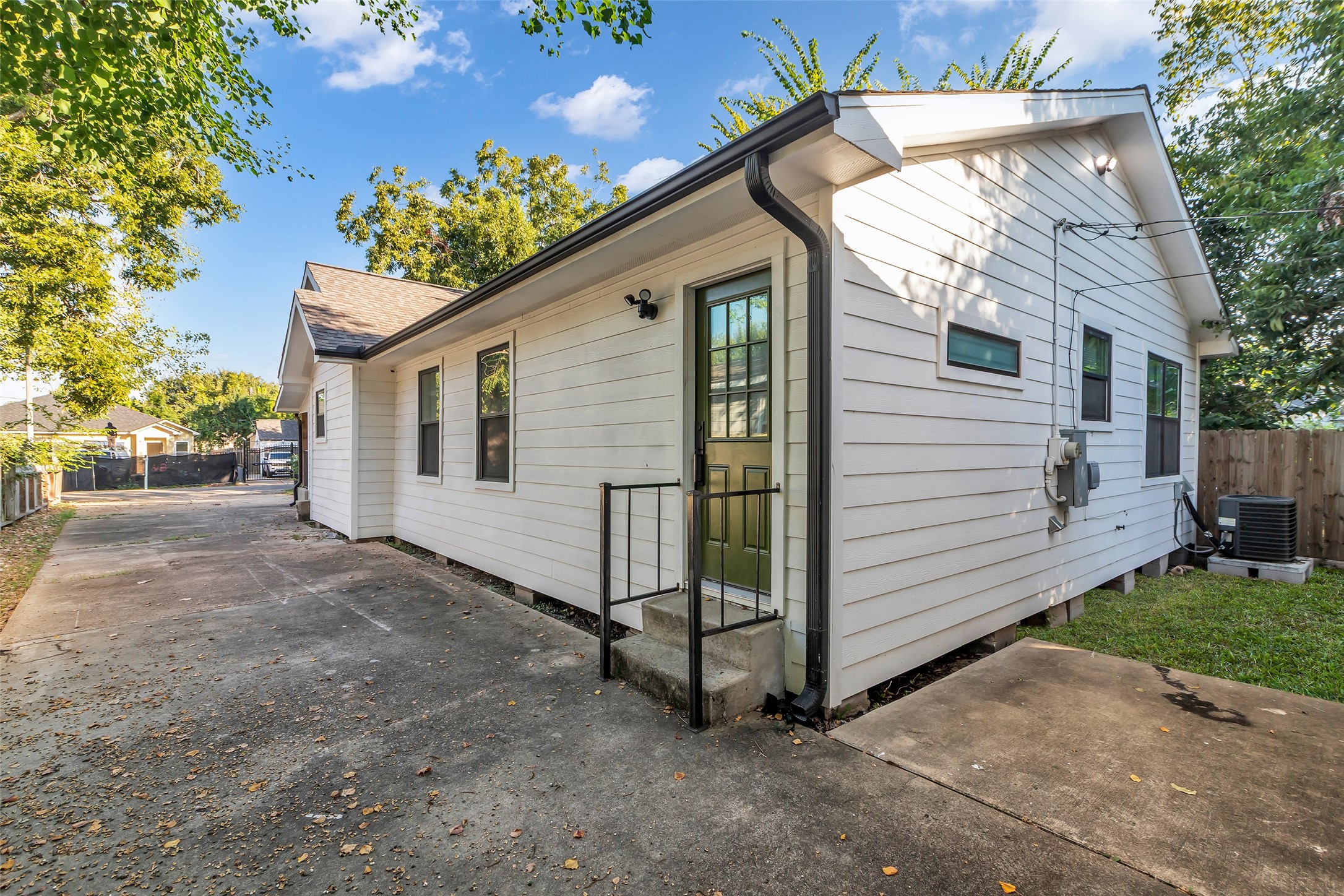 116 Gans Street Houston, TX 77029 - Photo 4 of 25 a view of a house with a yard