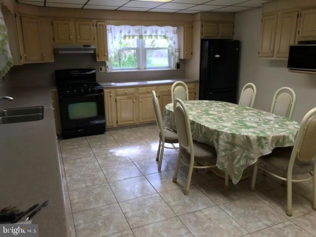 588 Clayton Road Williamstown, NJ 08094 - Photo 9 of 37 Corian counter top and gas stove