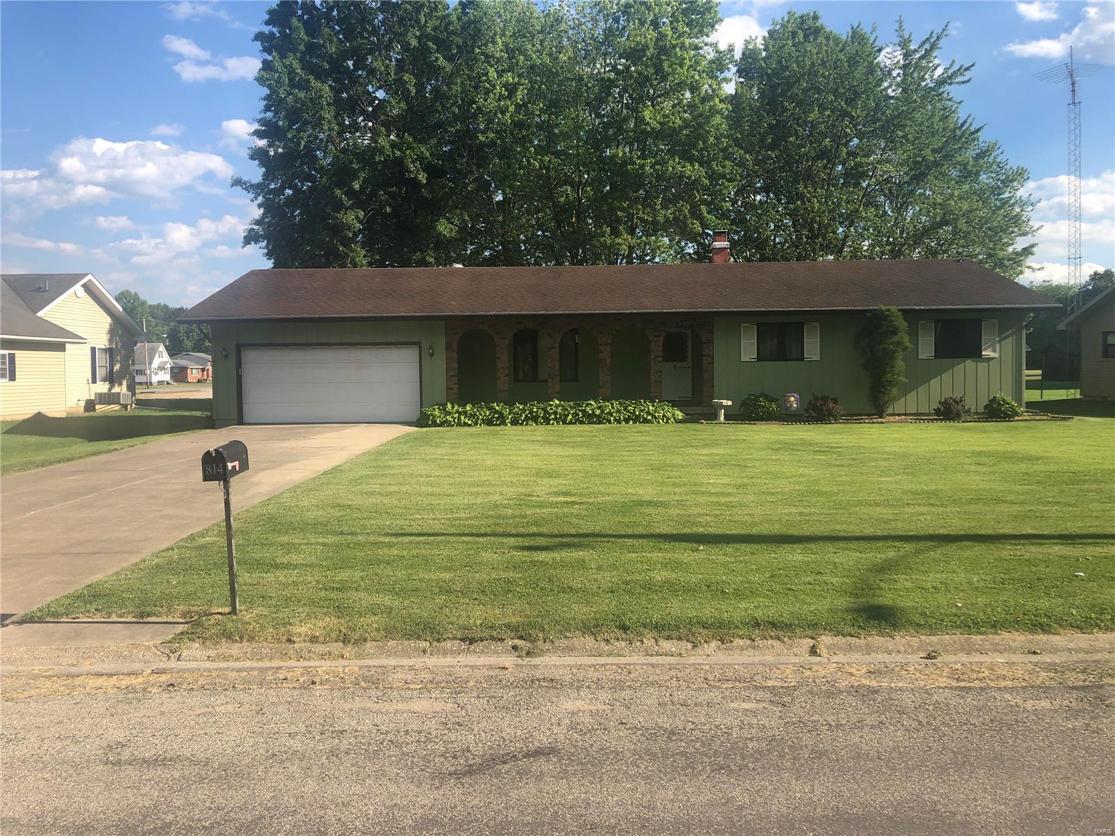 814 Kimball Road Hillsboro, IL 62049 - Photo 1 of 35 Gallery Image 1