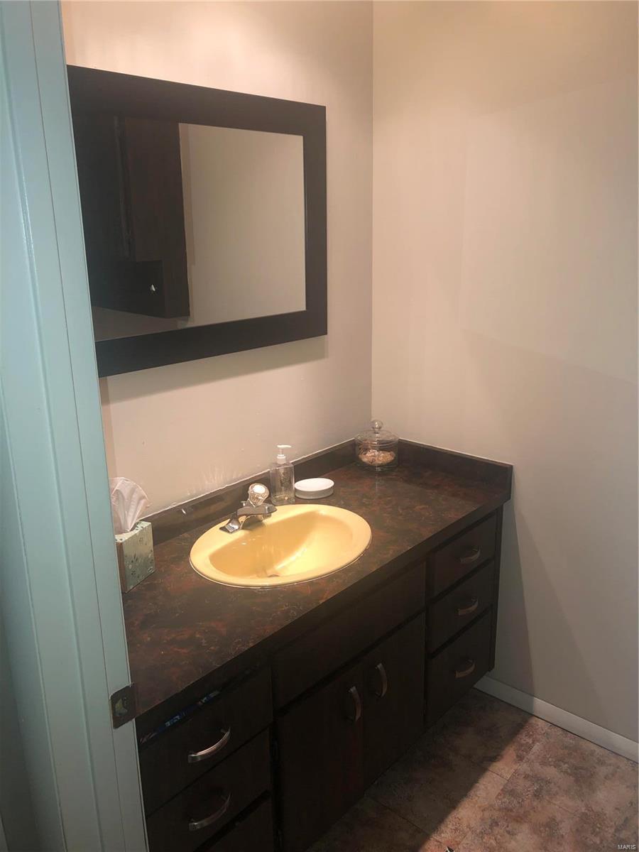 814 Kimball Road Hillsboro, IL 62049 - Photo 25 of 35 Gallery Image 25