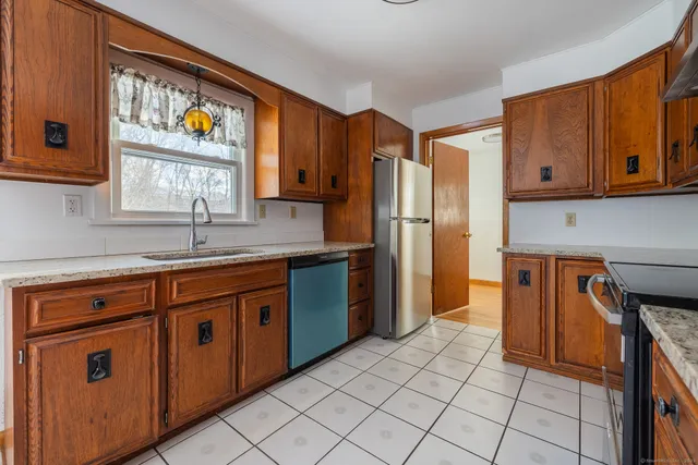 $3,600 | 3845 Old Town Road, Bridgeport, CT 06606