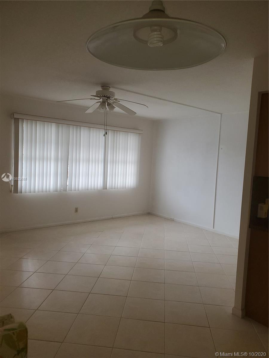 2092 Cornwall East, Unit 2092 Boca Raton, FL 33434 - Photo 3 of 21 Tiled Living/Dining area