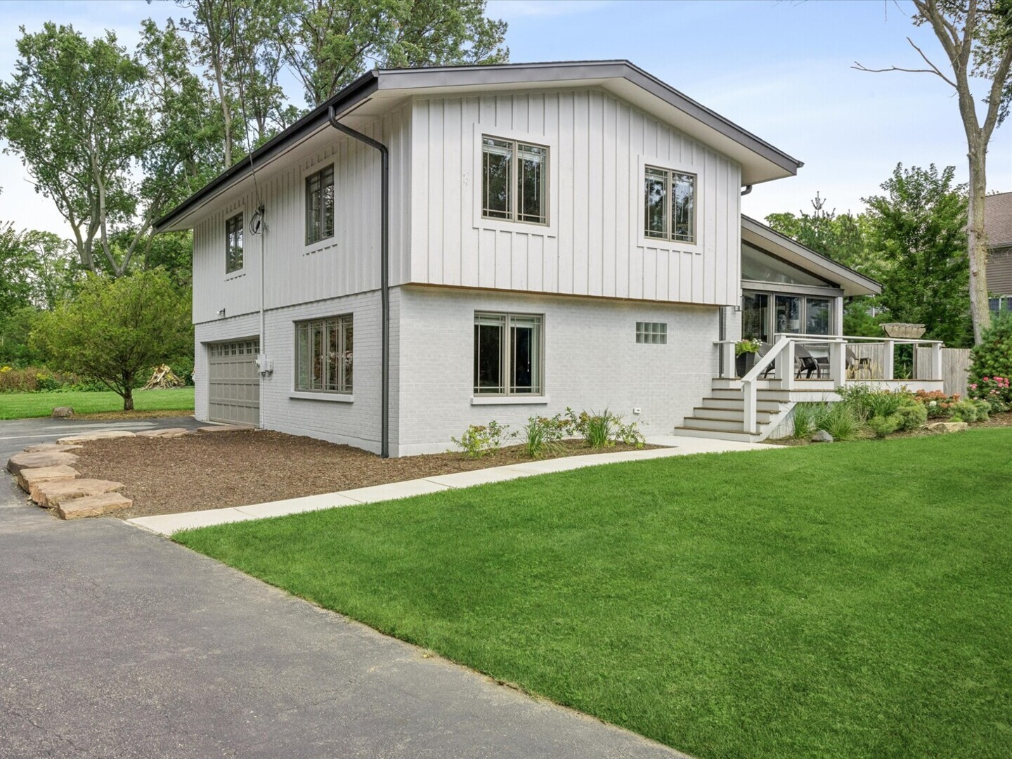 1525 West Wiesbrook Road Wheaton, IL 60189 - Photo 2 of 40 Gallery Image 2