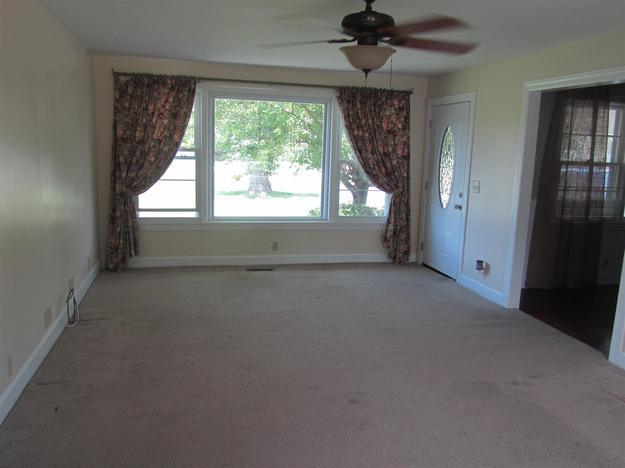 1508 5th Avenue West Springfield, TN 37172 - Photo 6 of 12 Huge living room/den with picture windows