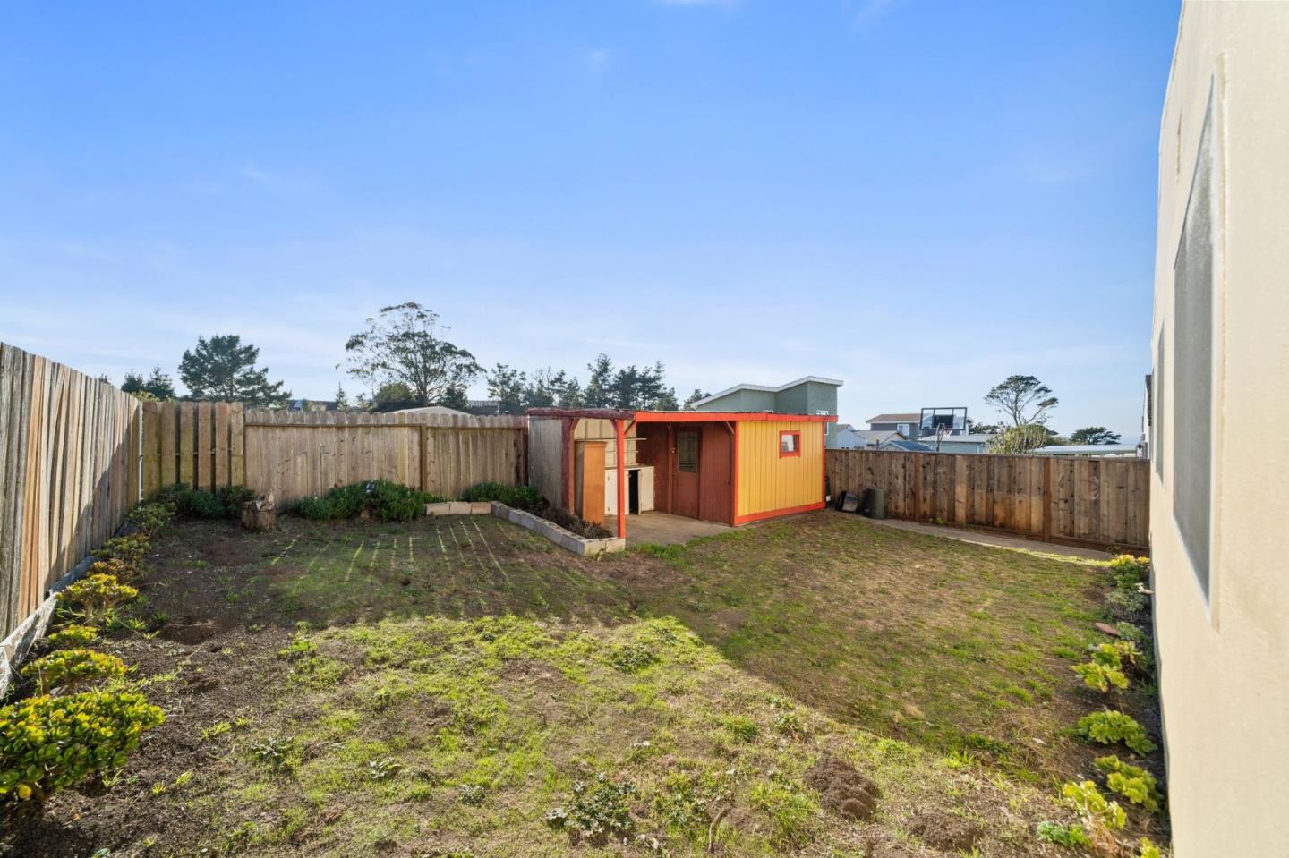 654 Foothill Drive Pacifica, CA 94044 - Photo 22 of 24 a view of a backyard