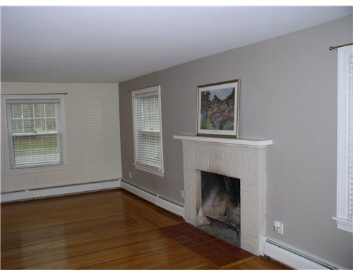 128 Beach Road Bristol, RI 02809 - Photo 5 of 11 Living Room.