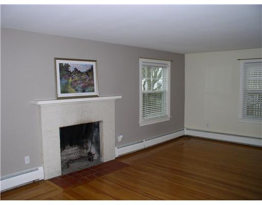 128 Beach Road Bristol, RI 02809 - Photo 6 of 11 Living Room.