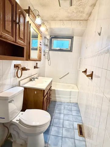 $1,700 | 87 Hathaway Street, Unit 1, New Bedford, MA 02746